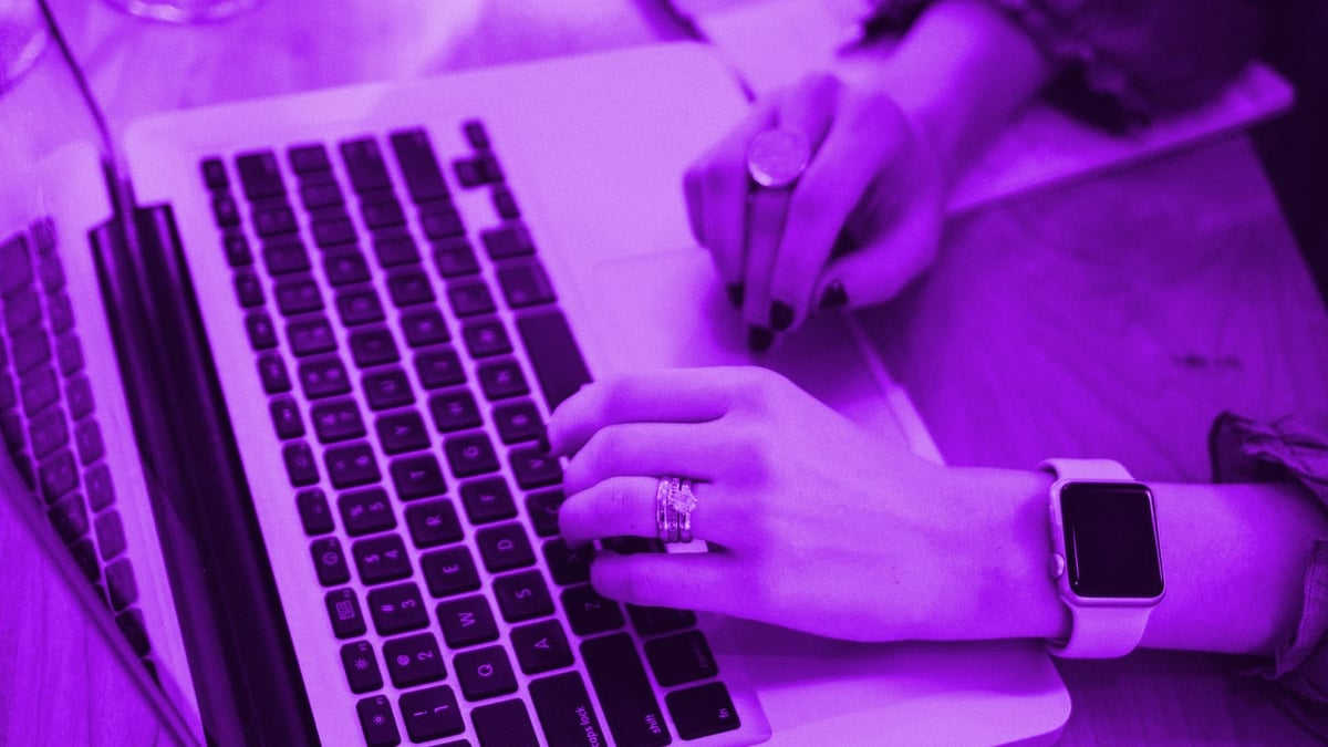 Isik, kes külastab X3000 kasiinot oma arvutis.