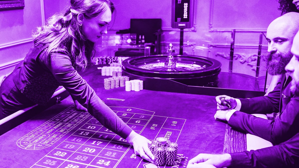Inimesed, kes mängivad ruletti päris diileriga.