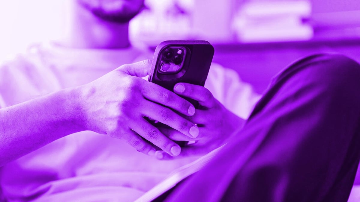 Mees otsib oma telefonist X3000-s live-ennustusi.