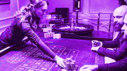 Inimesed, kes mängivad ruletti päris diileriga.