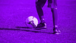 Mängija triblab jalgpalliga.