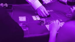 Diiler jagab Blackjackis kaarte.