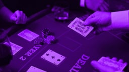 Diiler jagab live-kasiinos kaarte.