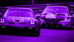  Kaks võidusõiduautot võistlevad esimese koha eest populaarsel spordiennustuse üritusel.